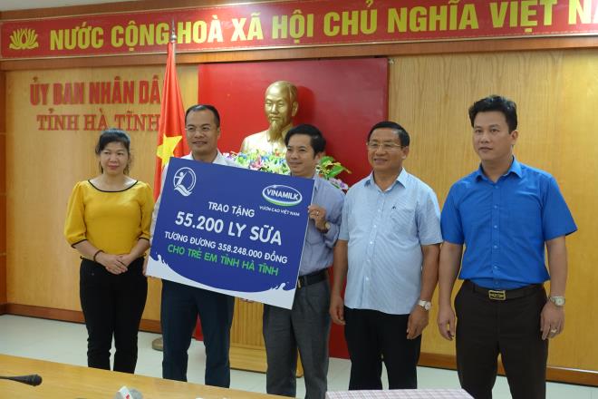 Vinamilk dành tặng 110.000 ly sữa cho trẻ em vùng lũ Hà Tĩnh và Quảng Bình ảnh 2